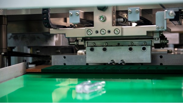 塑料吹塑機注塑模具加工原理